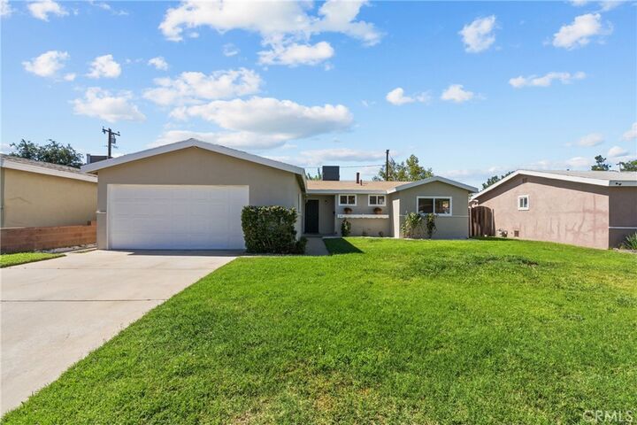 Property Photo: 512 E Lingard CA 93535