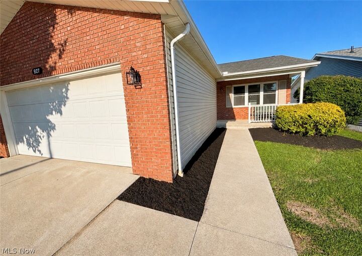 Property Photo:  927 Pepperwood Drive  OH 44691 