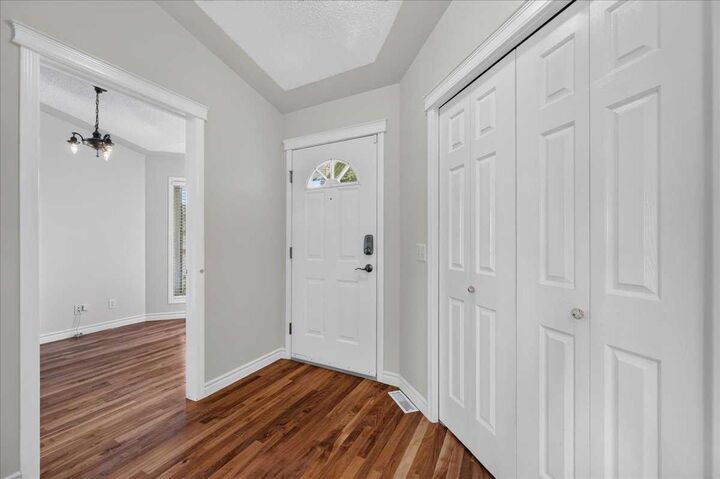 Property Photo:  21 Strathearn Gardens SW  AB T3H 2R1 