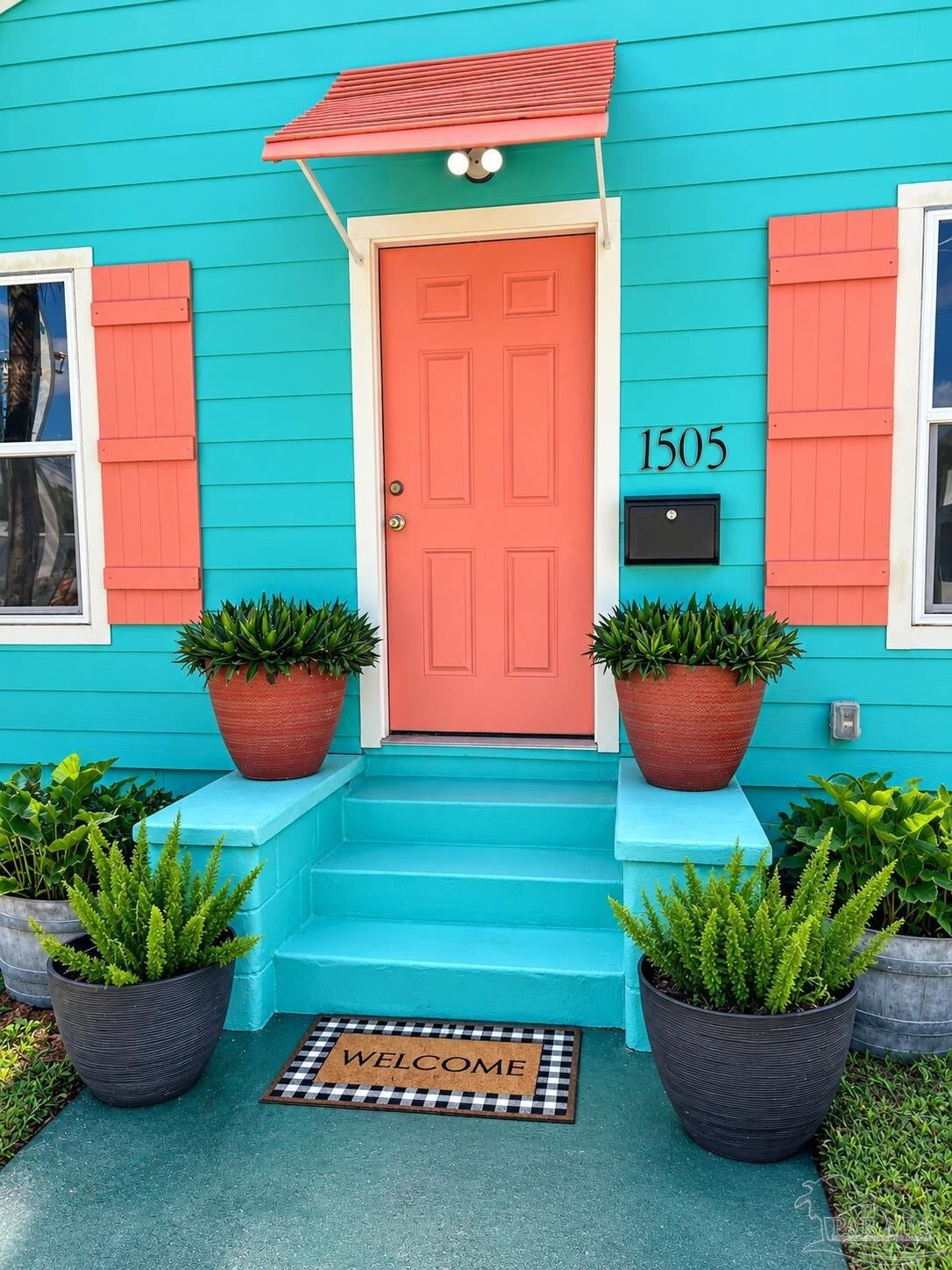 Property Photo: 1505 W Garden St FL 32502
