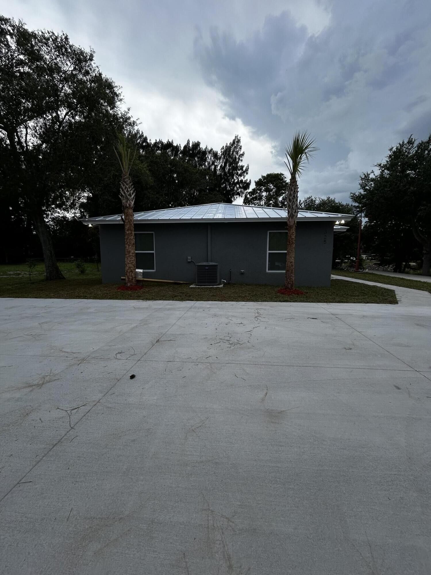 Property Photo: 325 N 14th N Street 2 FL 34950