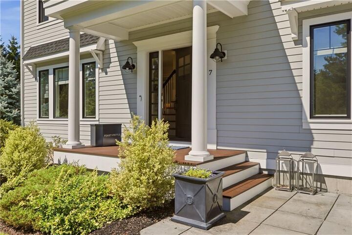 Property Photo:  7 Blount Circle  RI 02806 
