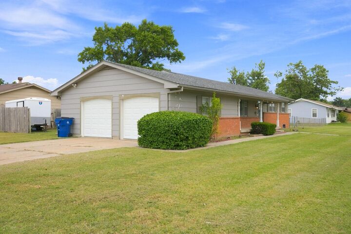 Property Photo:  2511 S Osage  KS 67217 