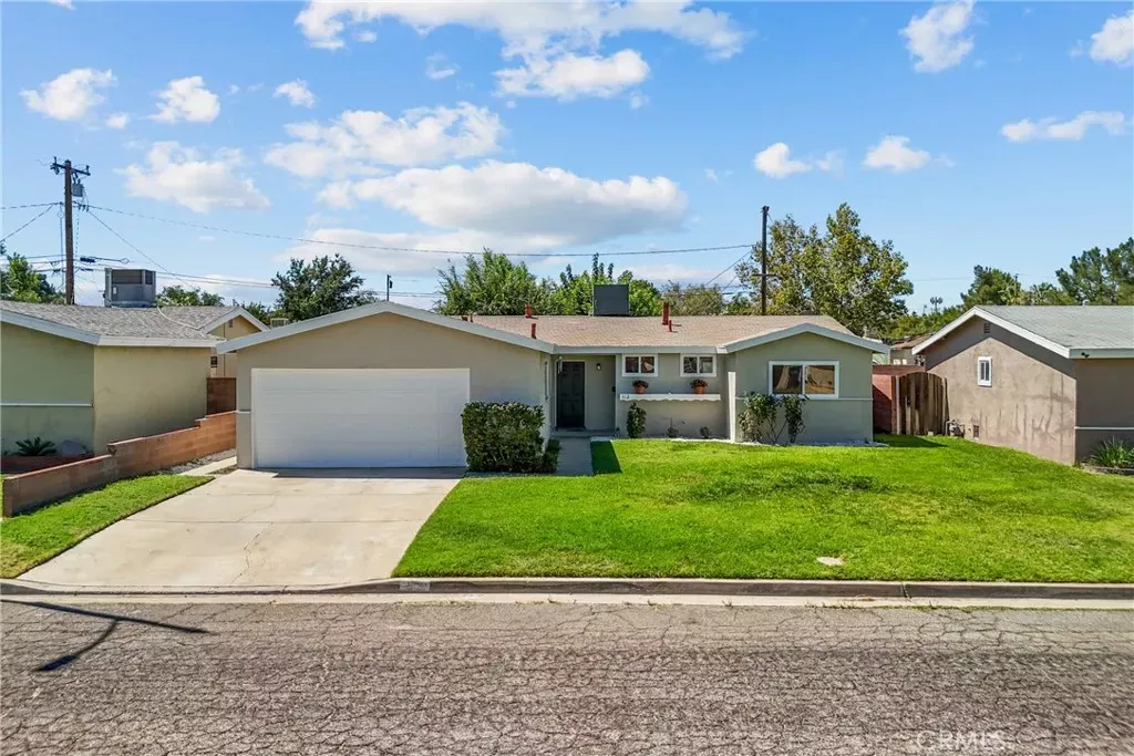Property Photo: 512 E Lingard CA 93535