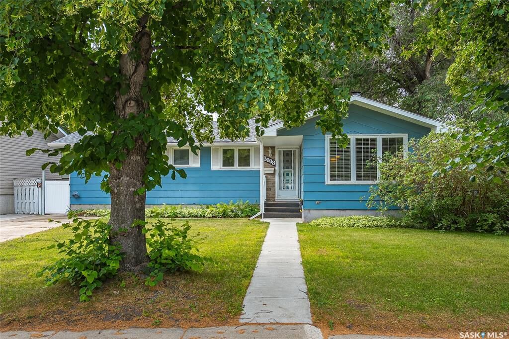 Property Photo: 3008 Eastview SK S7J 3J2