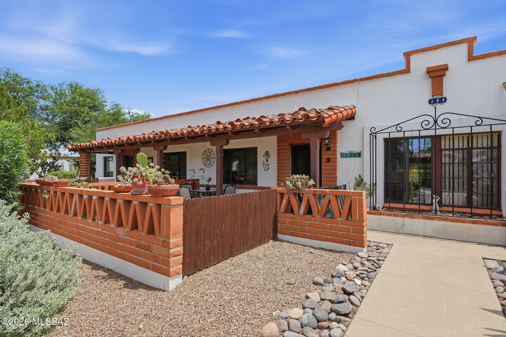 Property Photo:  135 S Paseo Quinta B  AZ 85614 