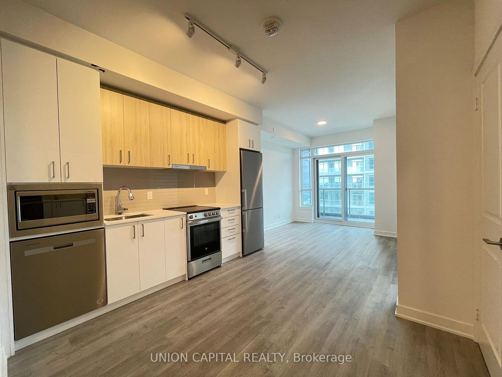 Property Photo:  50 Upper Mall Way 1403  ON L4J 0L7 