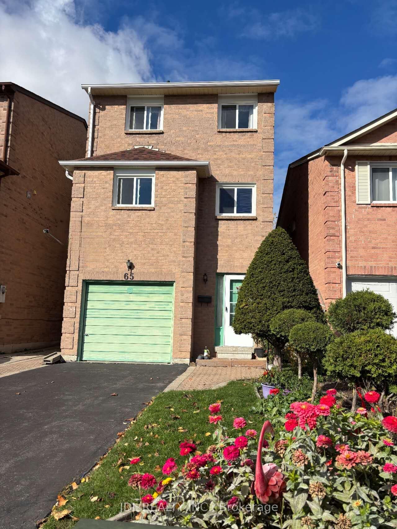 Property Photo: 65 Cottonwood Court ON L3T 5W9