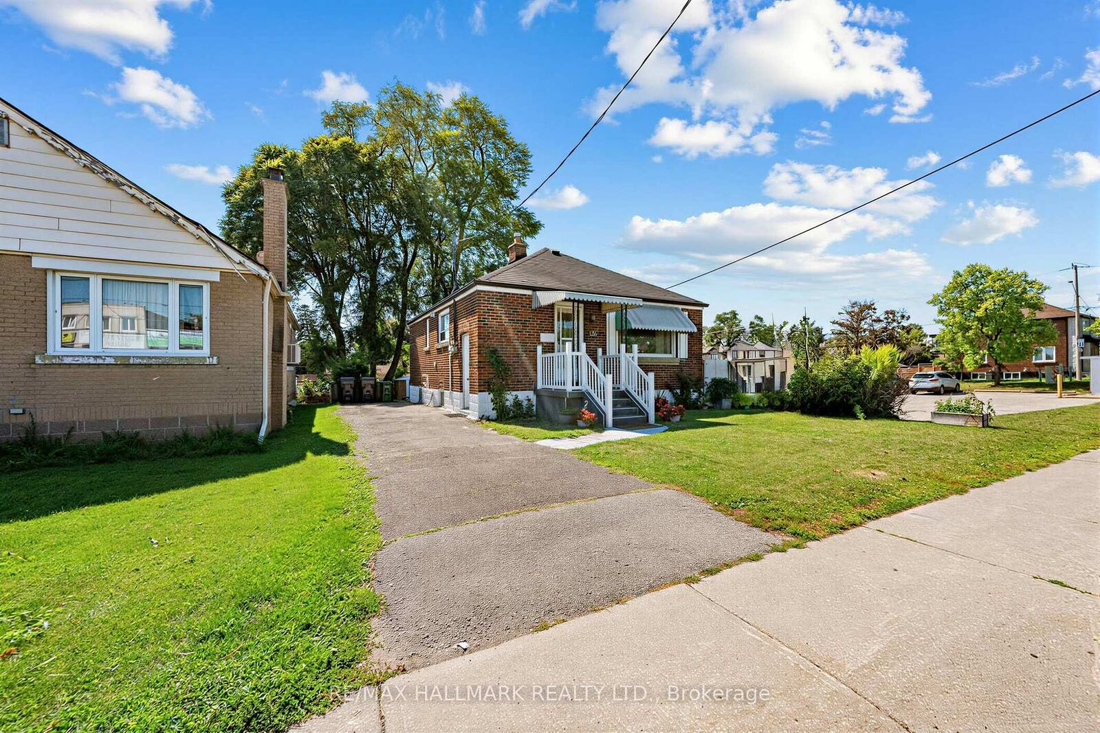 Property Photo:  1216 Victoria Park Avenue  ON M4B 2K7 