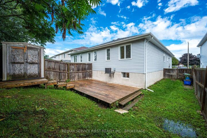 Property Photo:  122 Briceland Street  ON K7K 7L2 