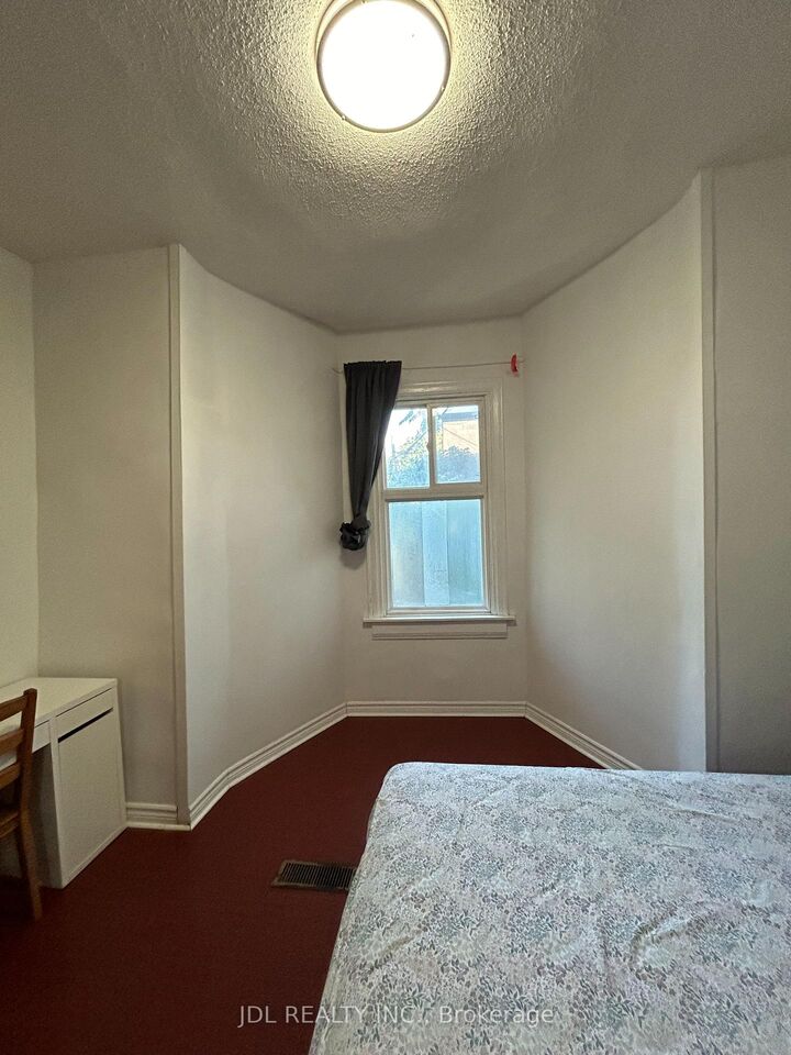 Property Photo:  4 Fitzroy Terr Terrace Suite Aa, Main Floor  ON M5T 2K3 