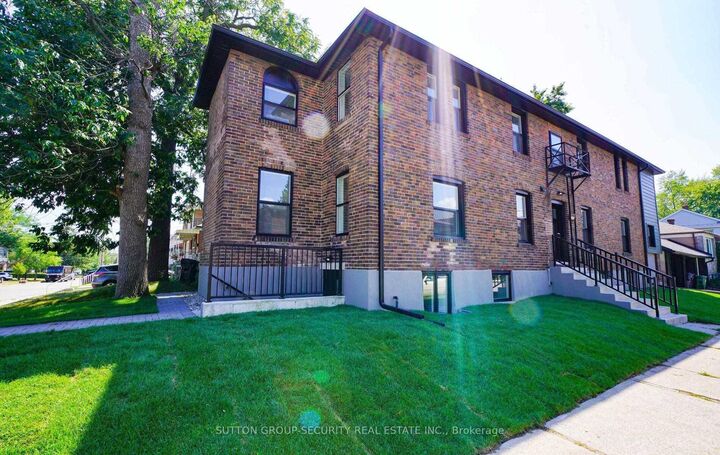 Property Photo: 92 Twelfth Street 6 ON M8V 5H1