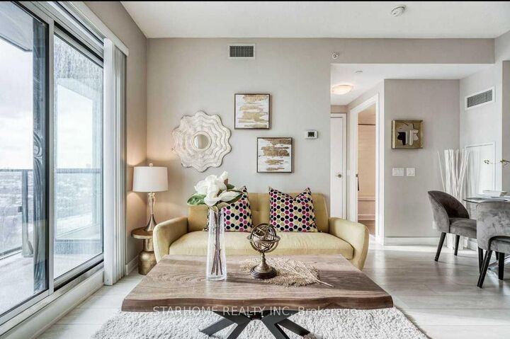 Photo de la propriété: 2220 Lake Shore Boulevard W 1810 ON M8V 0C1