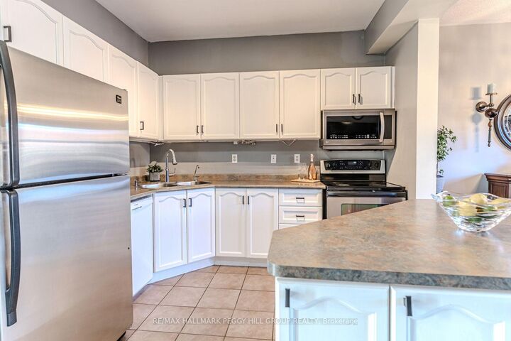 Property Photo:  17 Bruce Crescent  ON L4N 8T8 