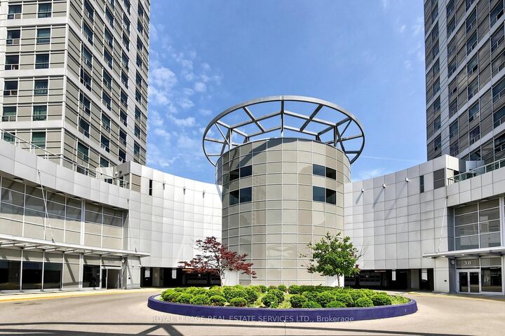 Property Photo: 38 Lee Centre Drive 3503 ON M1H 3J7