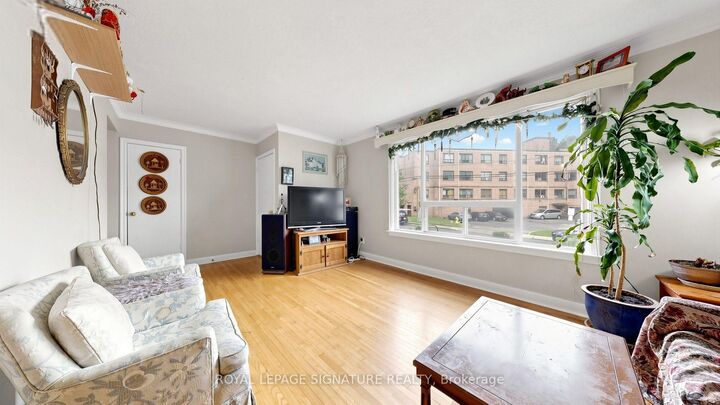 Property Photo: 256 Ferris Road ON M4B 1H6