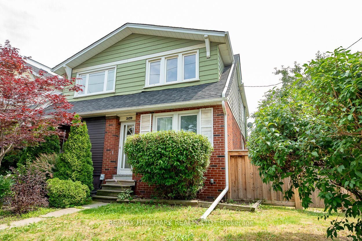 Property Photo:  2159 Gerrard Street E Upper  ON M4E 2C4 