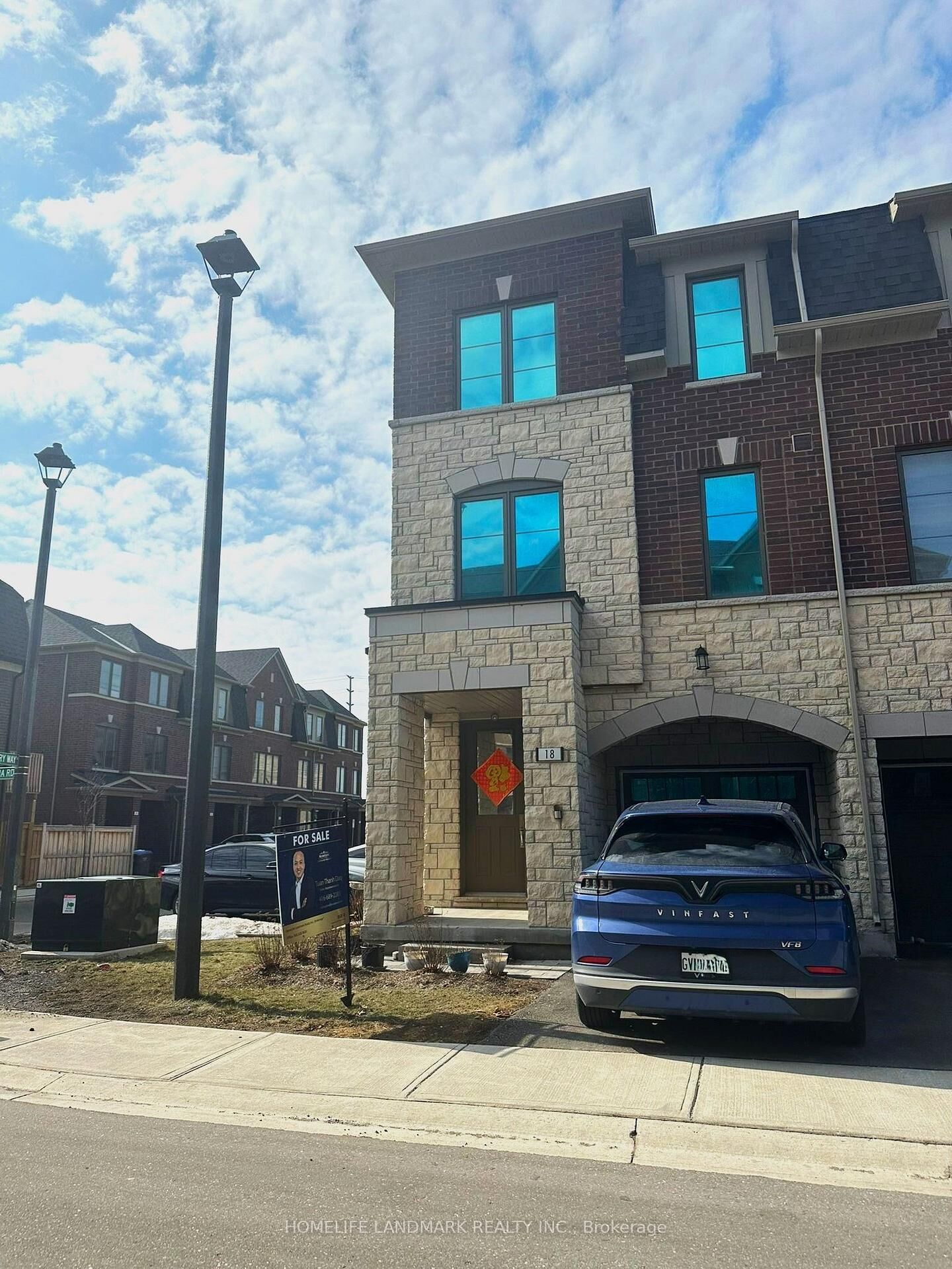 Property Photo: 18 Lavinia Road ON L6P 4N8