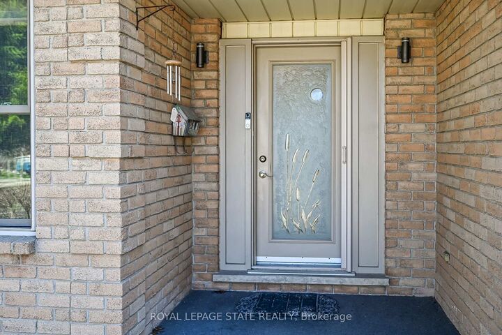 Property Photo: 621 Tomahawk Crescent ON L9G 3T4
