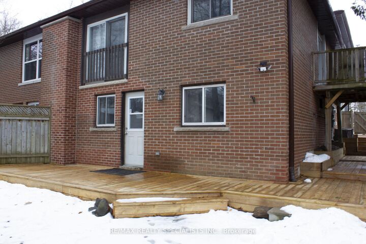 Property Photo:  12 Woodgrove Court Lower  ON L4M 5B6 