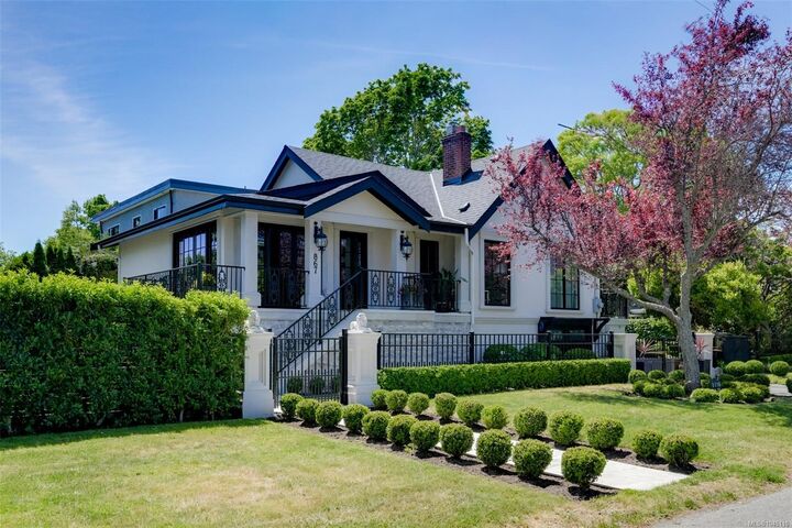 Property Photo: 867 Victoria Ave BC V8S 4N4