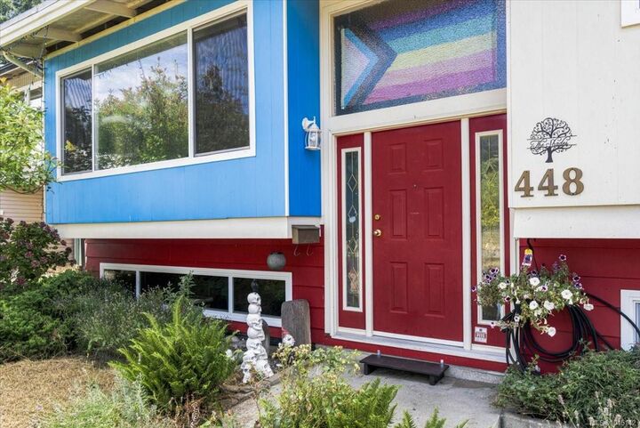 Property Photo: 448 Lenhart Ave BC V9S 4X3