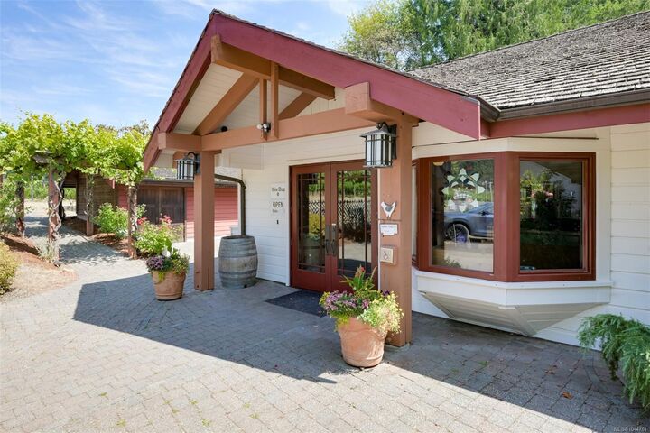 Property Photo: 840 Cherry Point Rd BC V0R 1L3
