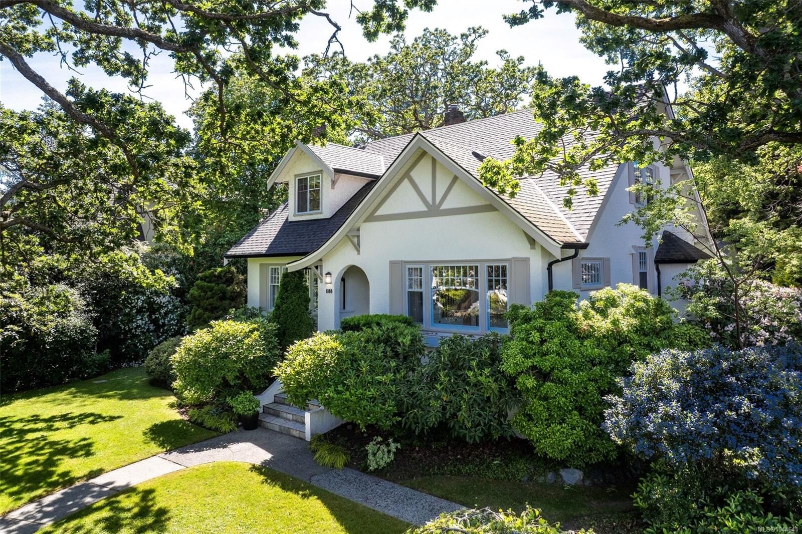 Photo de la propriété:  688 Falkland Rd  BC V8S 4L5 
