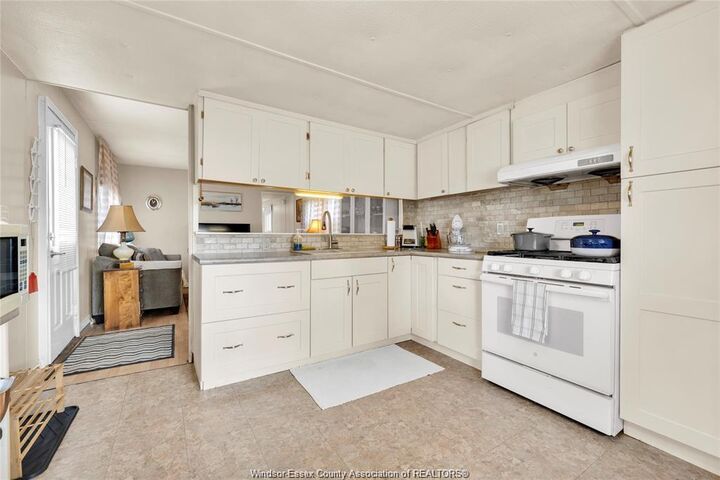 Property Photo: 6 Viscount ON N8M 1Y8
