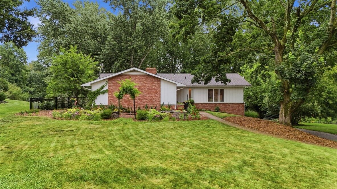 Property Photo:  1538 King Charles Dr  PA 15237 