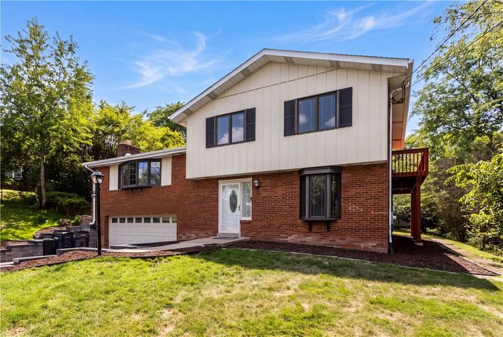 Property Photo: 525 Long Dr PA 15241