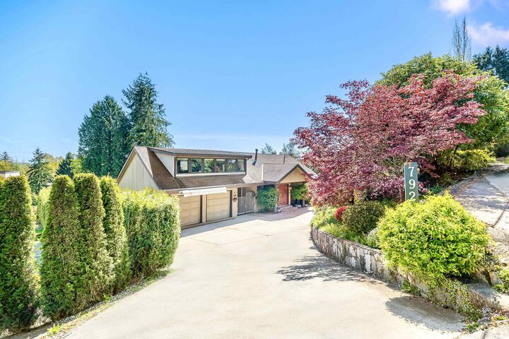 792 Anderson Crescent — photo 1