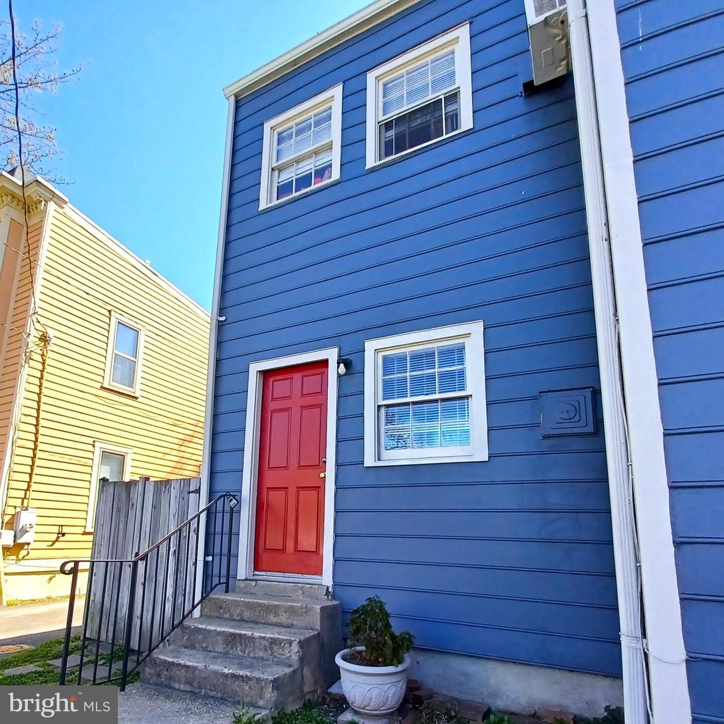 Property Photo: 301 West Street N 2 VA 22314