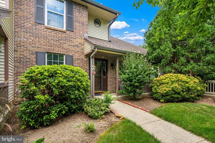 Property Photo:  1212 Holly Court  NJ 08852 