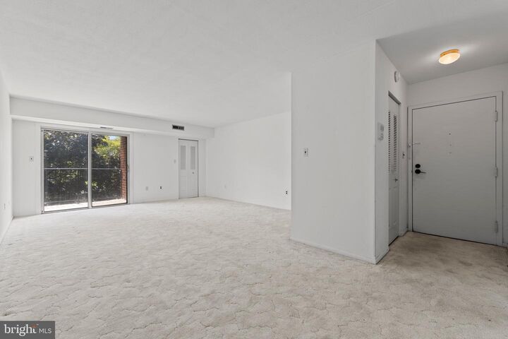 Property Photo:  6 Chase Hall  DE 19904 