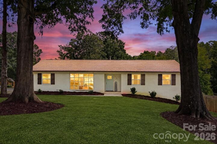Property Photo: 1301 Manchester Lane NC 28227