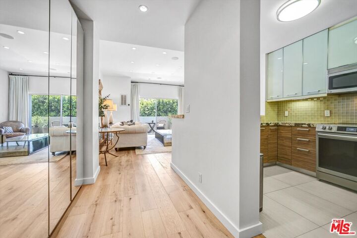 Property Photo:  999 N Doheny Dr, Unit 106  CA 90069 