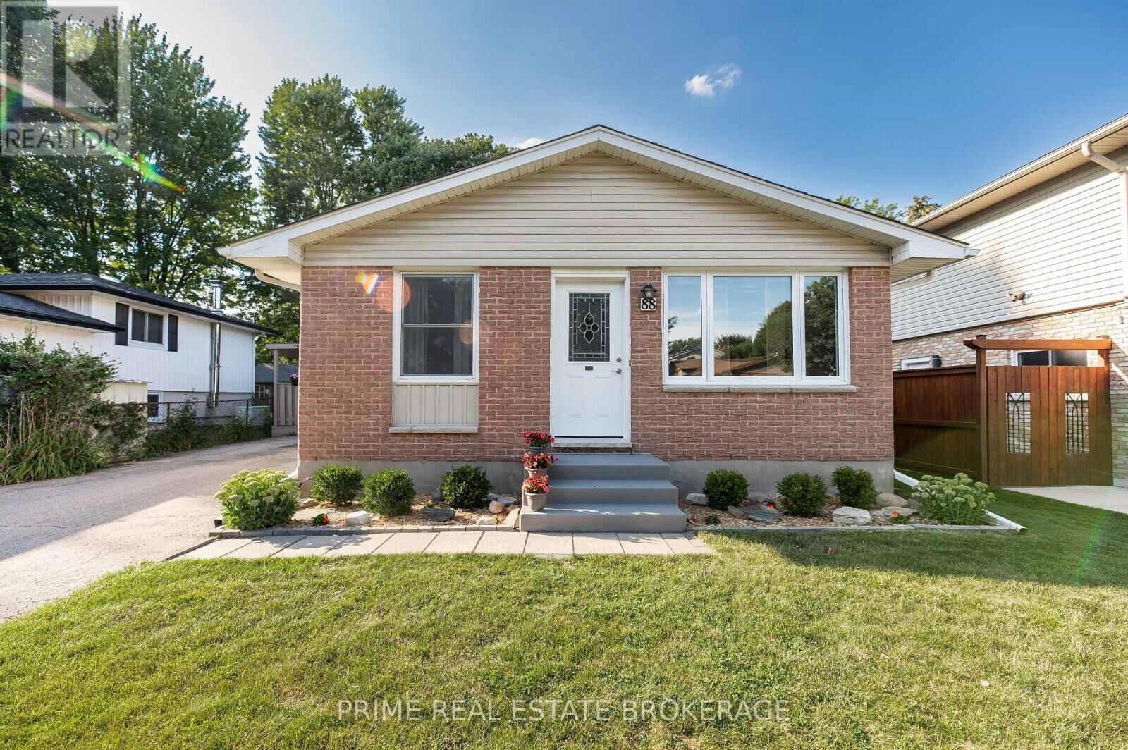 Property Photo: 88 Hawthorne Road ON N6G 2W8