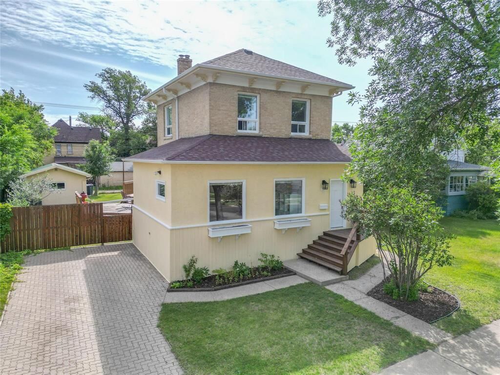 Property Photo:  637 14th Street  MB R7A 4V1 