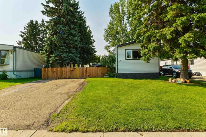 Property Photo:  13 The Parkway NW  AB T6P 1C8 