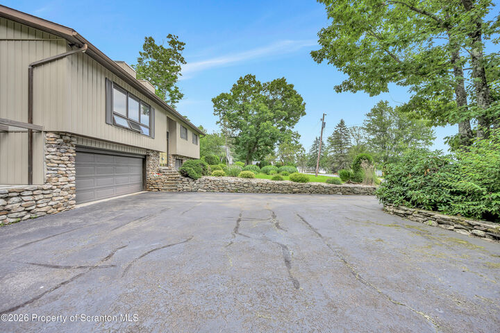 Property Photo:  20 Oak Lane  PA 18436 