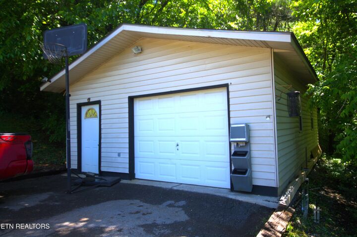 Property Photo: 724 Lower Quarry Rd TN 37821
