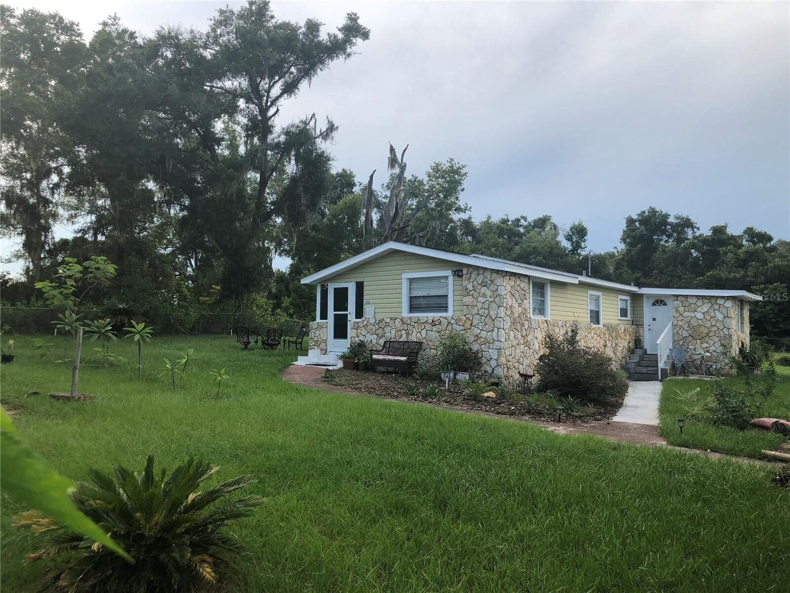 Property Photo: 405 W Simon Avenue FL 32712