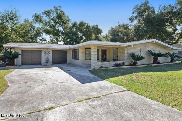 Property Photo: 320 Lakeview Boulevard MS 39531