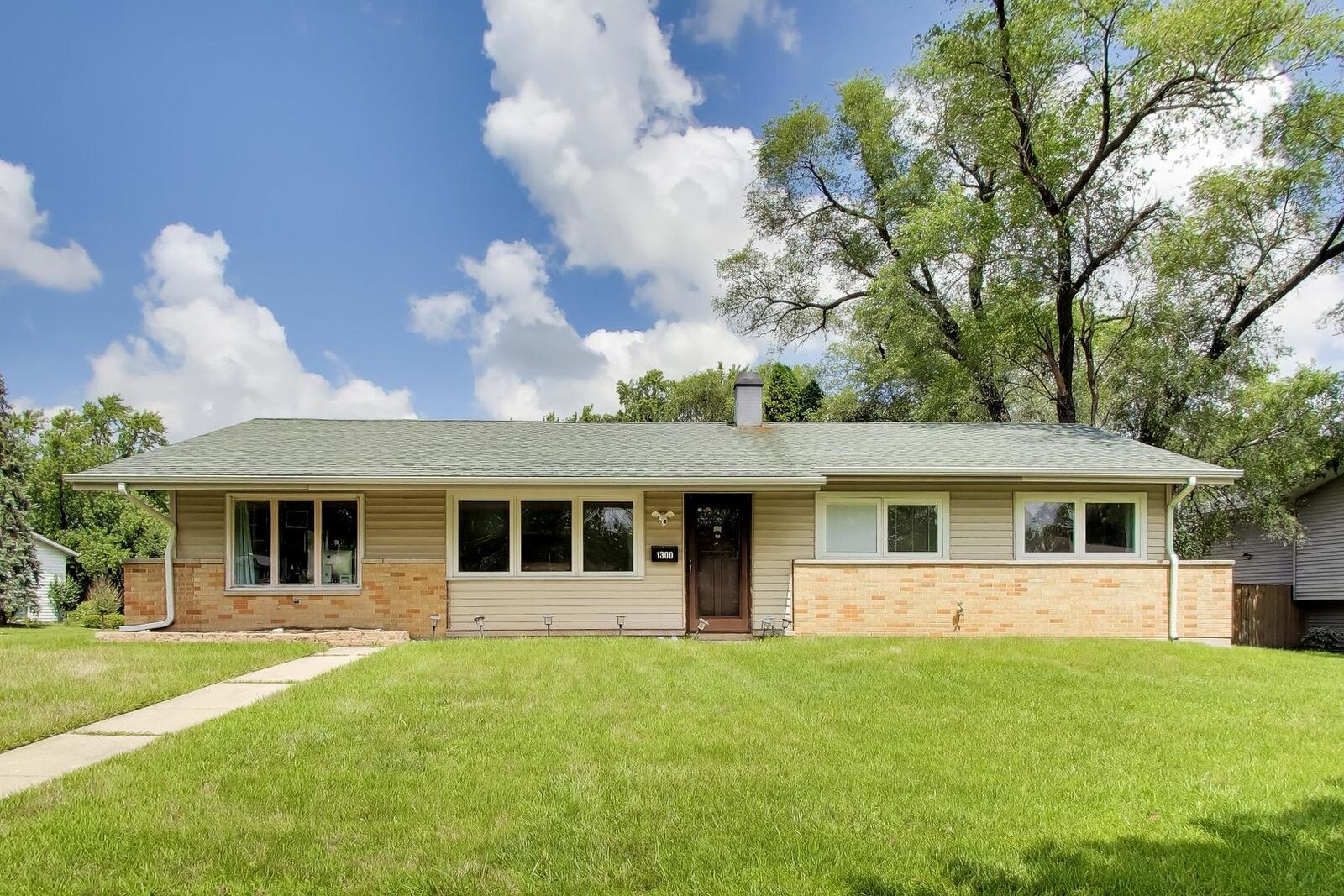 Property Photo:  1300 Jefferson Road  IL 60169 