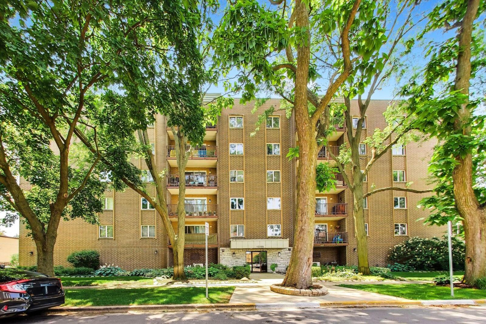 Property Photo: 1365 Ashland Avenue 501 IL 60016
