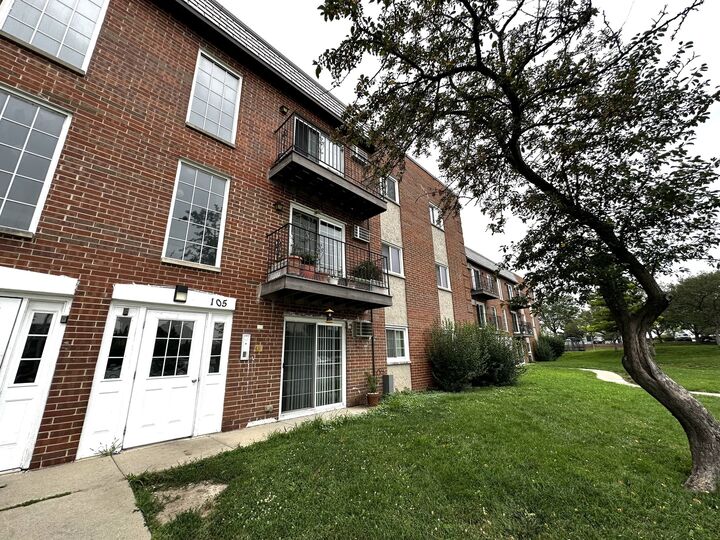 Property Photo:  105 W Elk Trail 105  IL 60188 