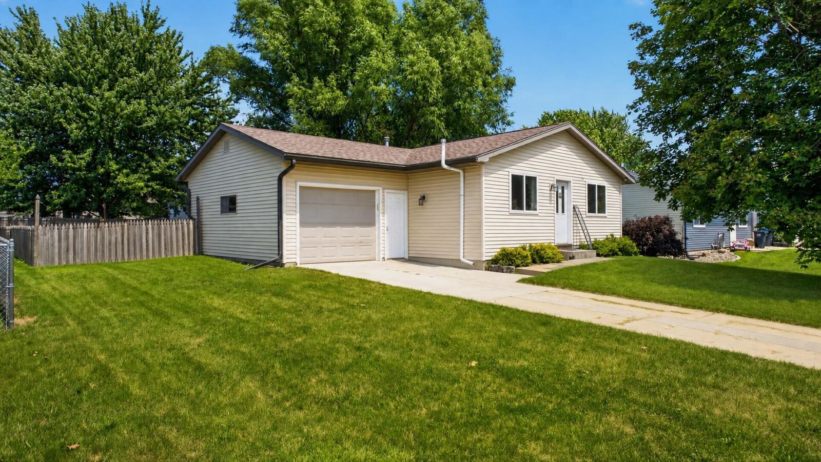 Property Photo:  913 2nd Street NW  MN 55920 