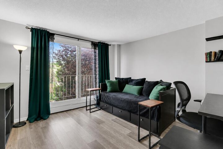 Property Photo: 3511 15 Street SW 11 AB T2T 4A4