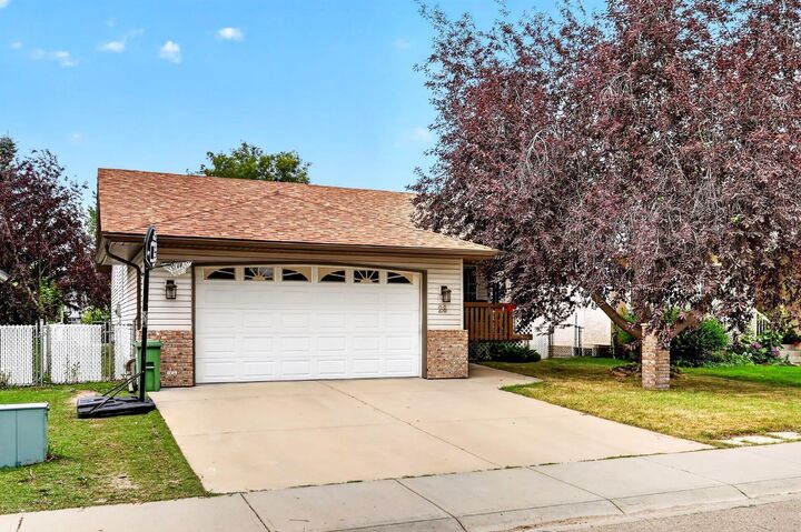 Property Photo: 28 Cambridge Glen Drive AB T1P 1N3